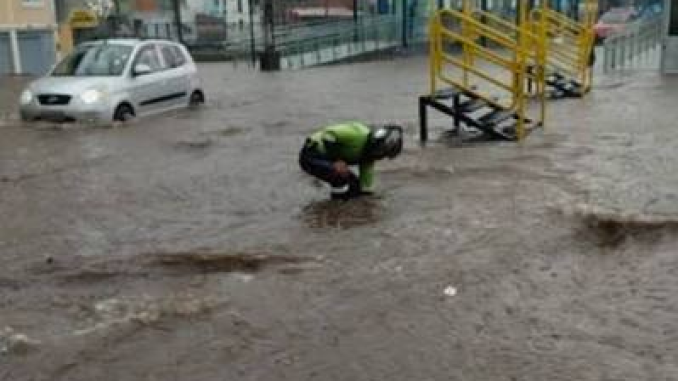 Quito mantiene trabajos de limpieza tras las inundaciones y caída de muros por las lluvias